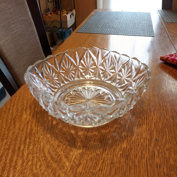 Beautiful vintage clear glass square detailed serving bowl with base - Picture 4 of 4